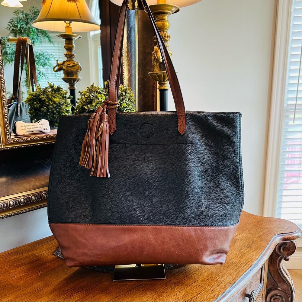 UNBRANDED BLACK & BROWN TOTE BAG WITH TASSELS MAGNETIC CLASP ROOMY WEEKENDER BAG